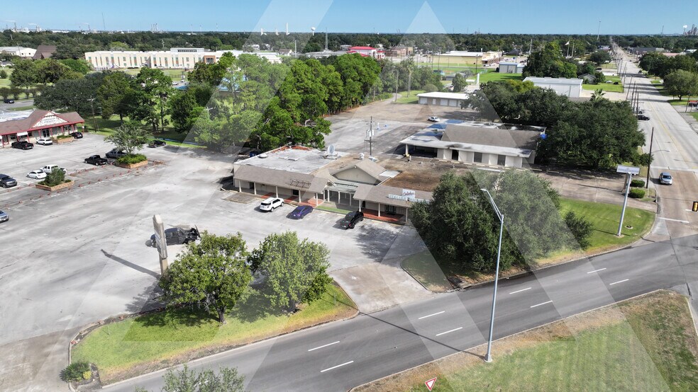 More Photos Of 5601 E Parkway St, Groves General Retail For Sale