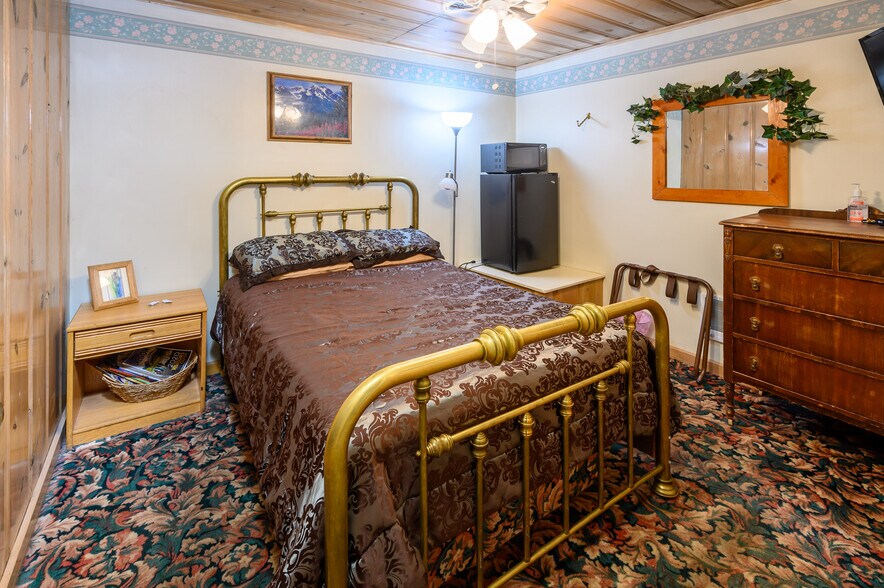 More Photos Of 109455 Highway 97 N, Chemult Hotel For Sale