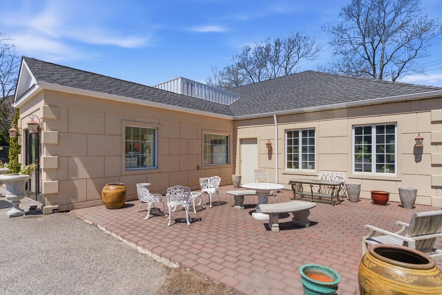 More Photos Of 131 W Montauk Hwy, Hampton Bays Restaurant For Sale