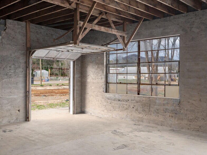 More Photos Of 24 Glendale Ave, Asheville Warehouse For Lease