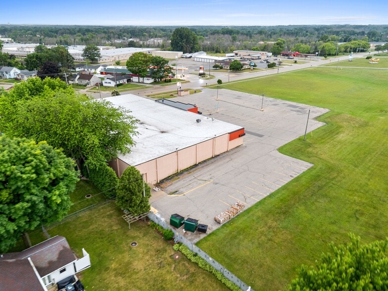 More Photos Of 2330 Menasha Ave, Manitowoc Supermarket For Sale