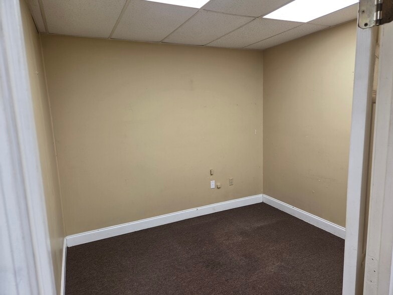 More Photos Of 3140 Lees Ln, Mobile Light Distribution For Lease