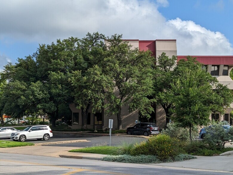 More Photos Of 2222 Western Trails Blvd, Austin Loft Creative Space For Lease