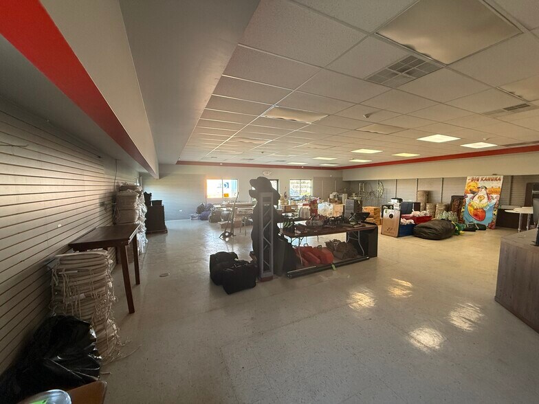 More Photos Of 1262 S Bridge St, Yorkville Service For Sale