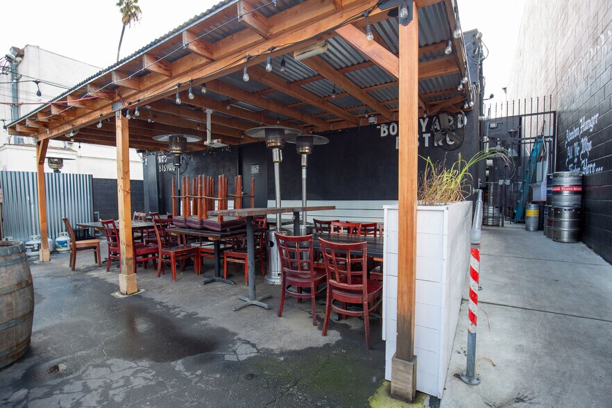 More Photos Of 13539 Ventura Blvd, Sherman Oaks Freestanding For Lease