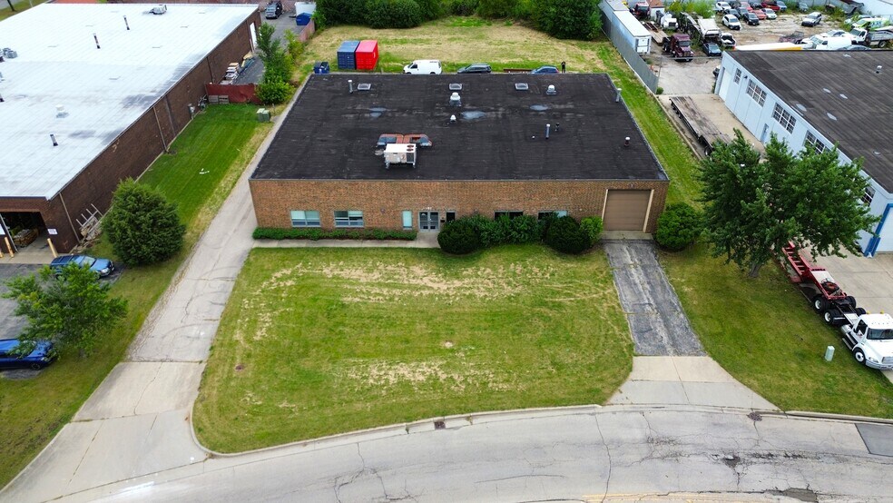 More Photos Of 115 E University Dr, Arlington Heights Warehouse For Lease