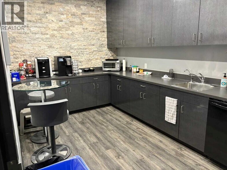 More Photos Of 264 Midpark Way SE, Calgary Office For Lease