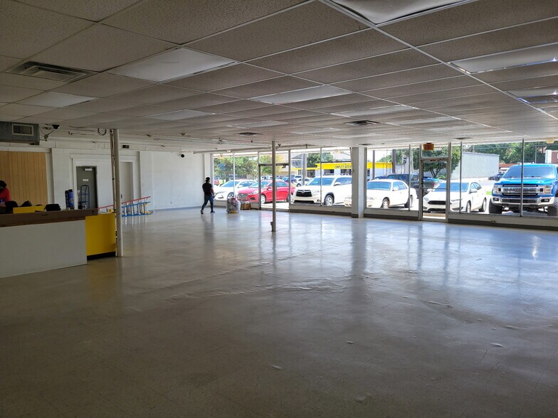More Photos Of 2518-2536 W 13th St, Wichita Auto Repair For Lease