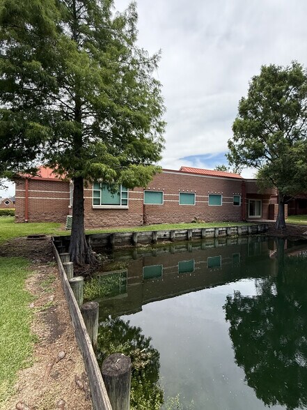More Photos Of 215 Oak Dr S, Lake Jackson Medical For Sale