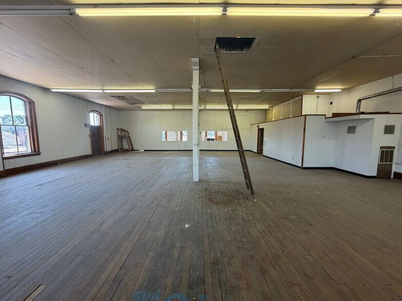More Photos Of 1705 Washington St, Blair Storefront Retail Office For Sale