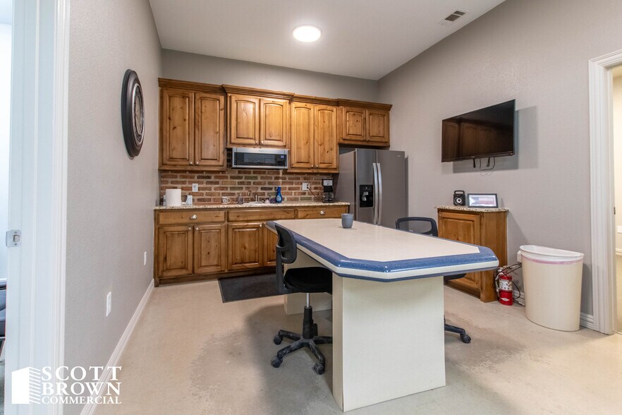 More Photos Of 1212 W Sherman Dr, Aubrey Showroom For Lease