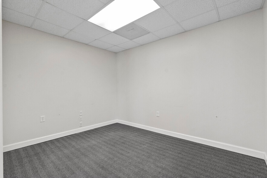 More Photos Of 1119-1123 Merriam Ln, Kansas City Office For Sale