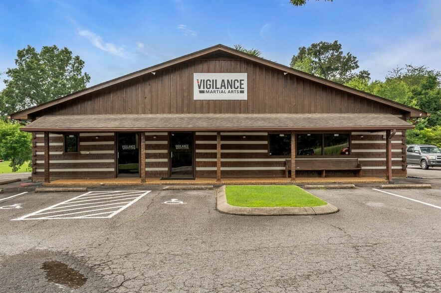 More Photos Of 207 Highway 96 N, Fairview Showroom For Sale