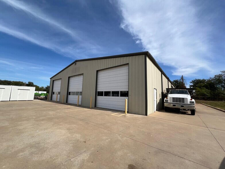 More Photos Of 511 N Elm St, Jenks Warehouse For Lease