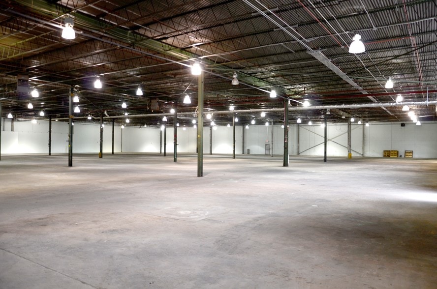 More Photos Of 9415 Pioneer Ave, Charlotte Warehouse For Lease