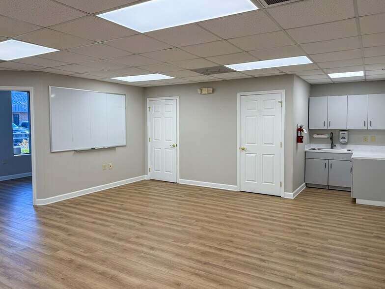 More Photos Of 2561 Oscar Johnson Dr, North Charleston Showroom For Lease