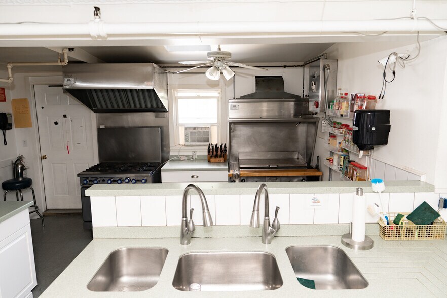 More Photos Of 8 Jennifer Dr, Merrimack Flex For Sale