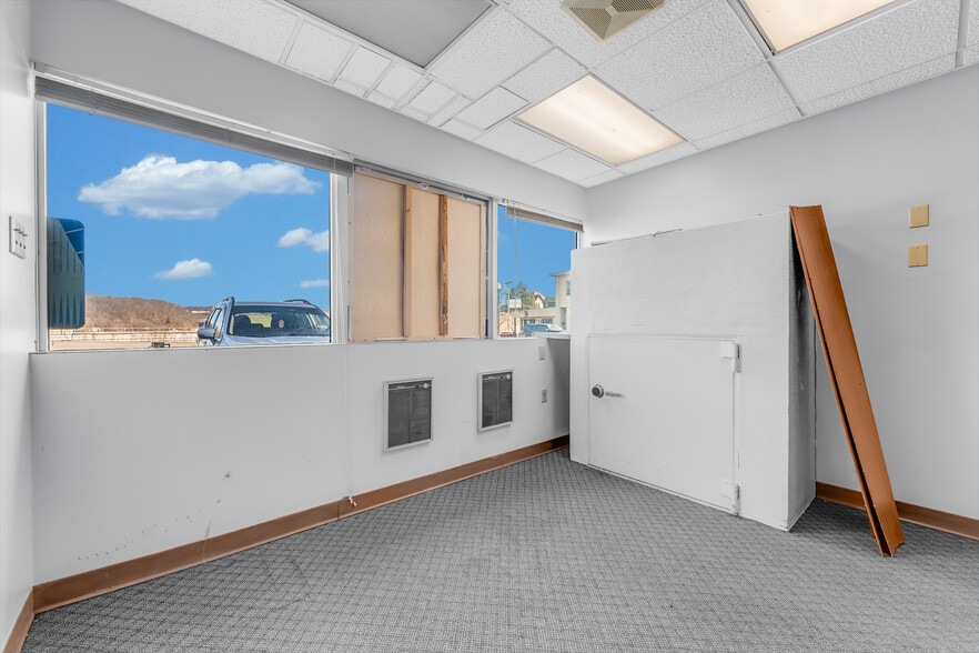 More Photos Of 214 Merchant St, Fairmont Bank For Sale