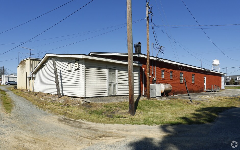 More Photos Of 106 W North Railroad St, Four Oaks Storefront For Sale