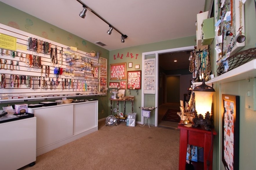 More Photos Of 220 S Ashland St, Cambridge Storefront Retail Office For Sale