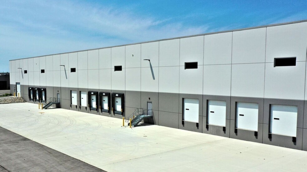 More Photos Of 1055-1065 Sesame St, Bensenville Distribution For Lease