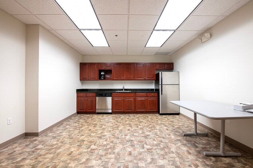 More Photos Of 387 Golfview Ln, Highland Heights Office For Sale