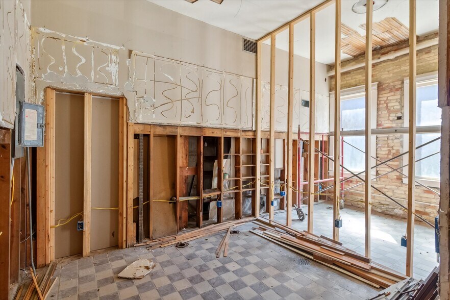 More Photos Of 225 E Superior St, Alma Office For Sale