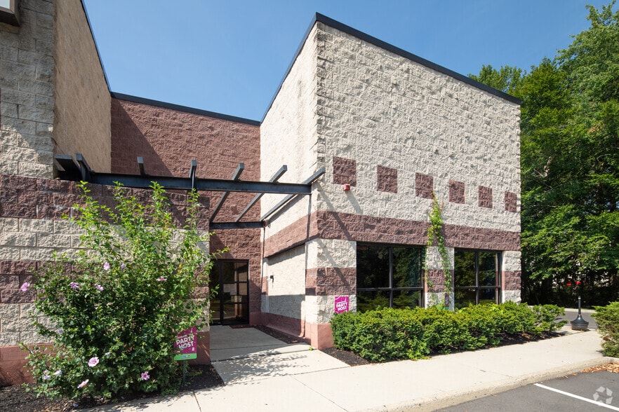 More Photos Of 8 Commerce Way, Hamilton Light Distribution For Lease