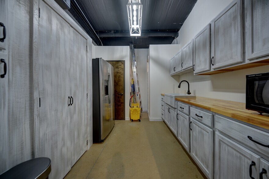 More Photos Of 2260 Texas 237, Round Top Warehouse For Lease