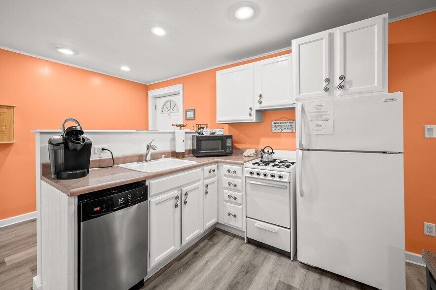 More Photos Of 231 E Buffalo St, New Buffalo Hotel For Sale