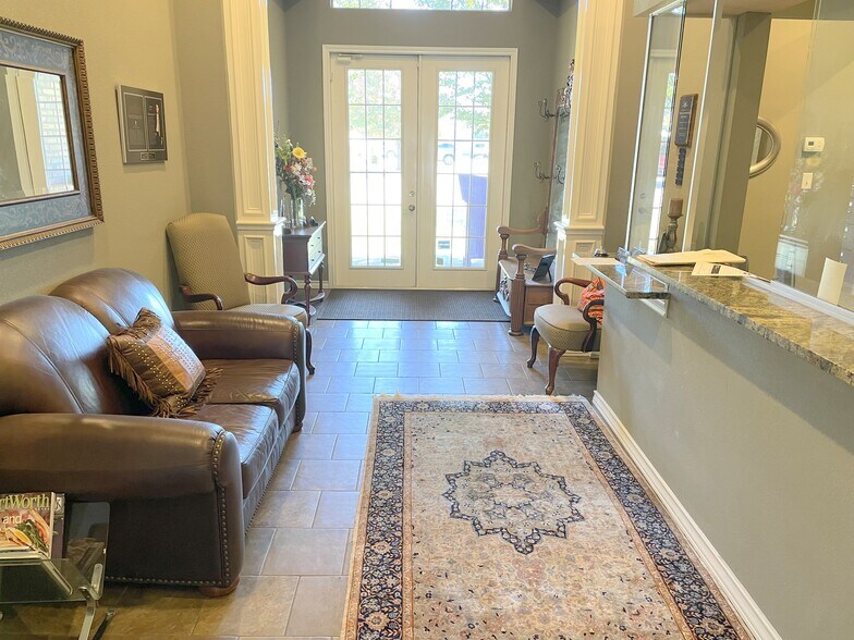 More Photos Of 2931 Oak Park Cir, Fort Worth Office For Lease