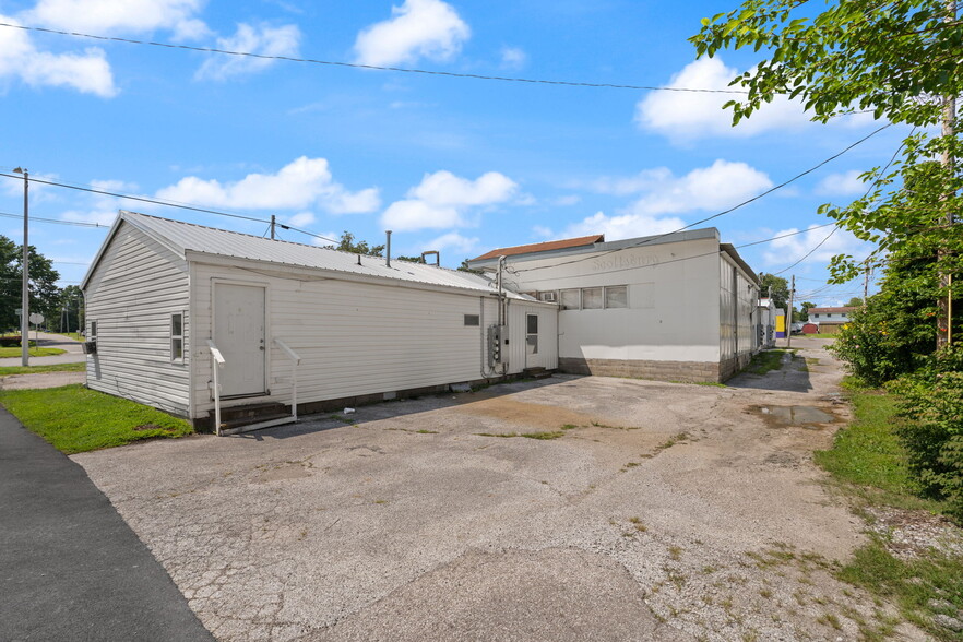 More Photos Of 513-525 N Gardner St, Scottsburg Storefront For Sale