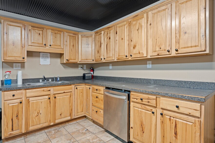 More Photos Of 57530 E Highway 59, Fairland Manufacturing For Sale