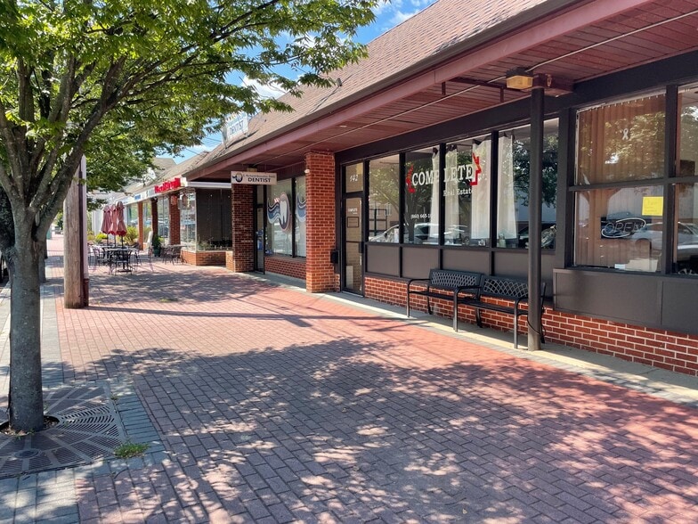 More Photos Of 154 Market Sq, Newington Storefront Retail Office For Lease