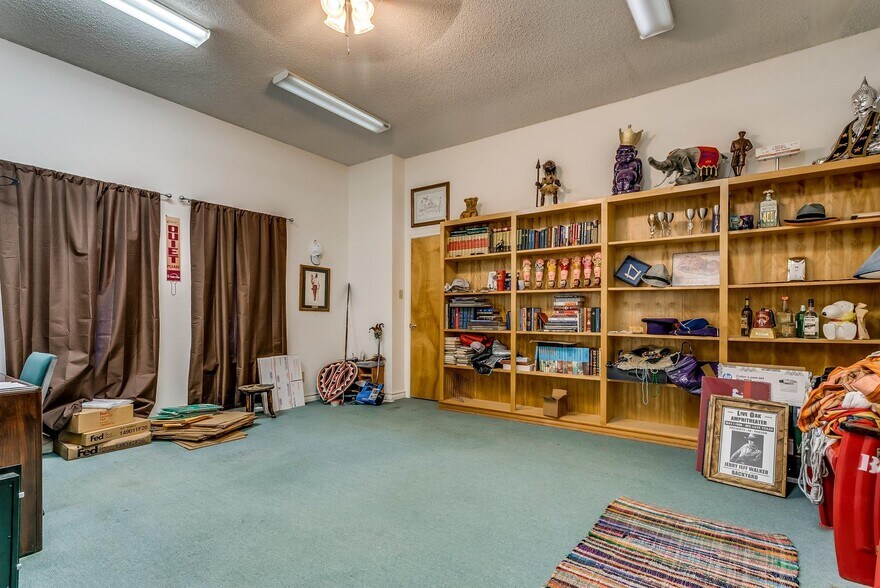 More Photos Of 220 W Lipan Dr, Lipan Religious Facility For Sale