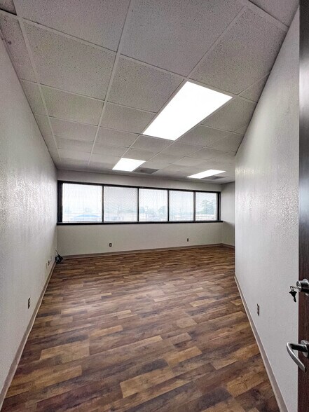 More Photos Of 1685 E Washington Ave, Navasota Office For Lease