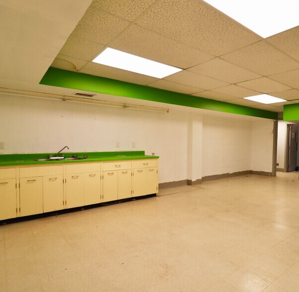 More Photos Of 899 2nd Av E, Owen Sound Bank For Sale