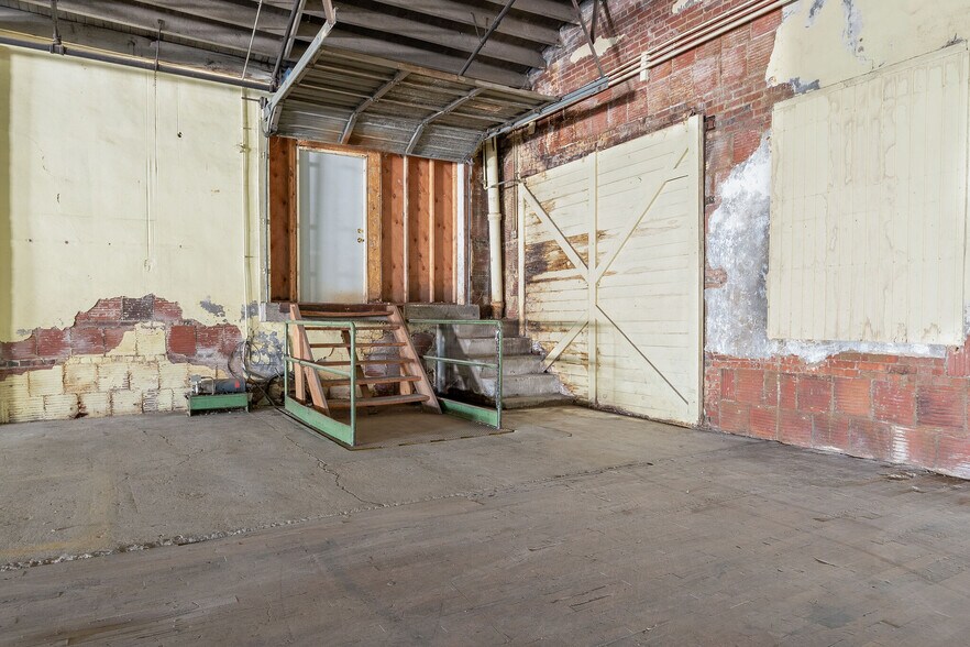 More Photos Of 106 E Market St, Lebanon Warehouse For Sale