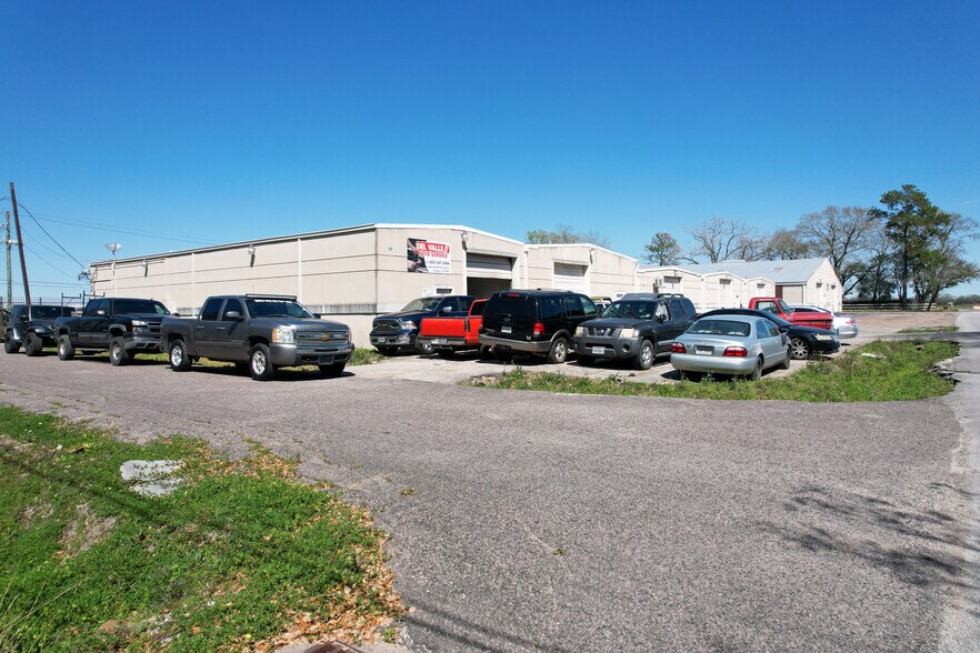 More Photos Of 8301 Braniff St, Houston Warehouse For Sale