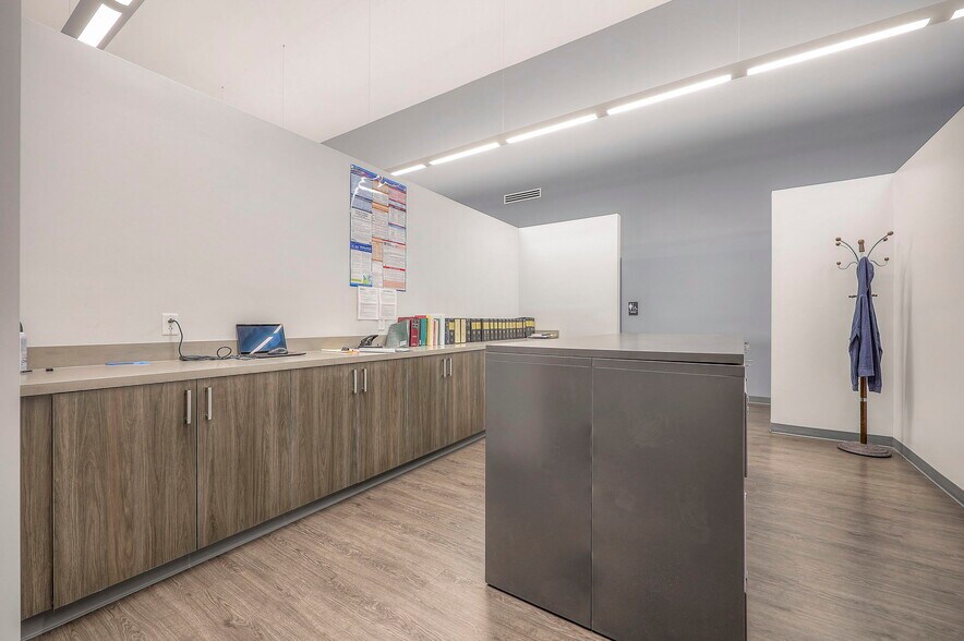 More Photos Of 5821 NW 72nd St, Kansas City Office For Lease