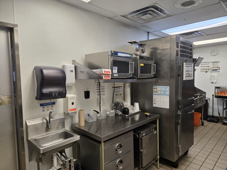 More Photos Of 3550 Isleta Blvd SE, Albuquerque Fast Food For Sale