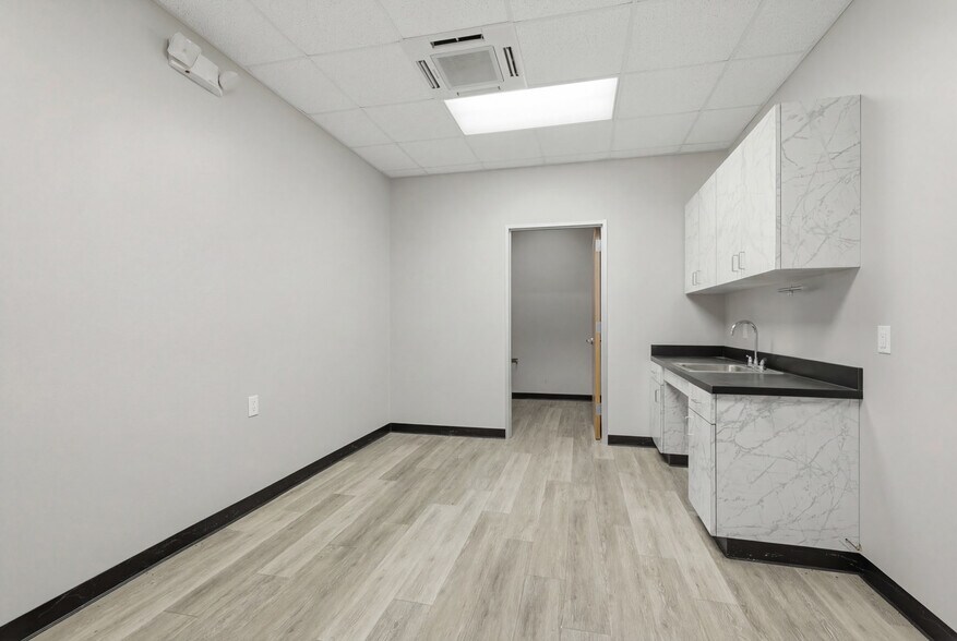 More Photos Of 6305 Beverlyhill St, Houston Warehouse For Sale