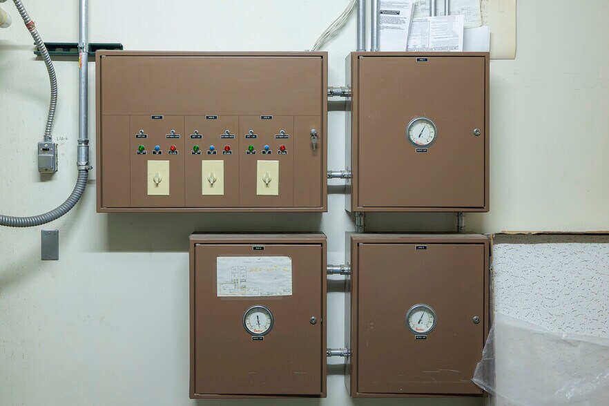 More Photos Of 202 Topaz Ave, Granby Schools For Sale