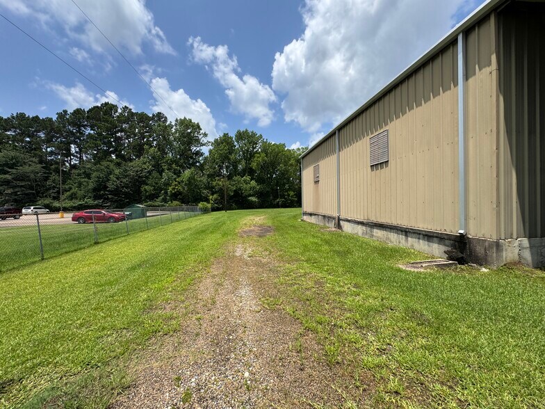 More Photos Of 1208 S Chestnut St, Lufkin Showroom For Sale