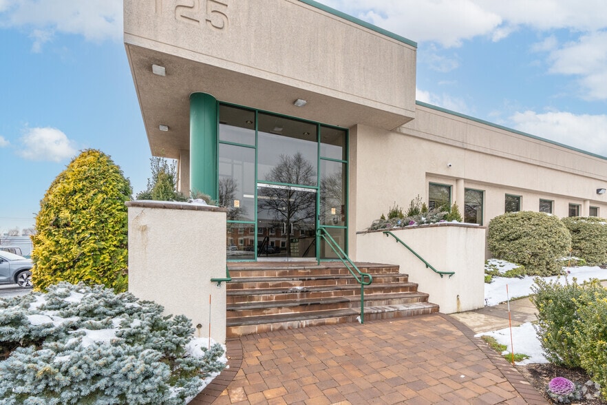 More Photos Of 125 Michael Dr, Syosset Office For Lease