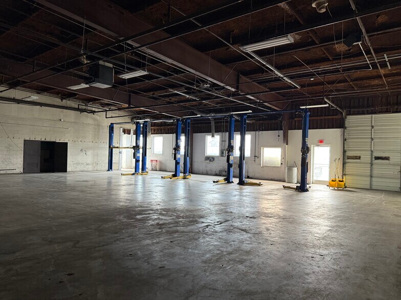 More Photos Of 2660 S Mendenhall Rd, Memphis Auto Repair For Sale