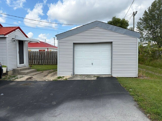 More Photos Of 1900 N West St, Lima Flex For Sale