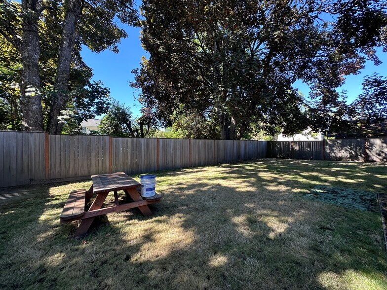 More Photos Of 619 NE Roberts Ave, Gresham Medical For Lease