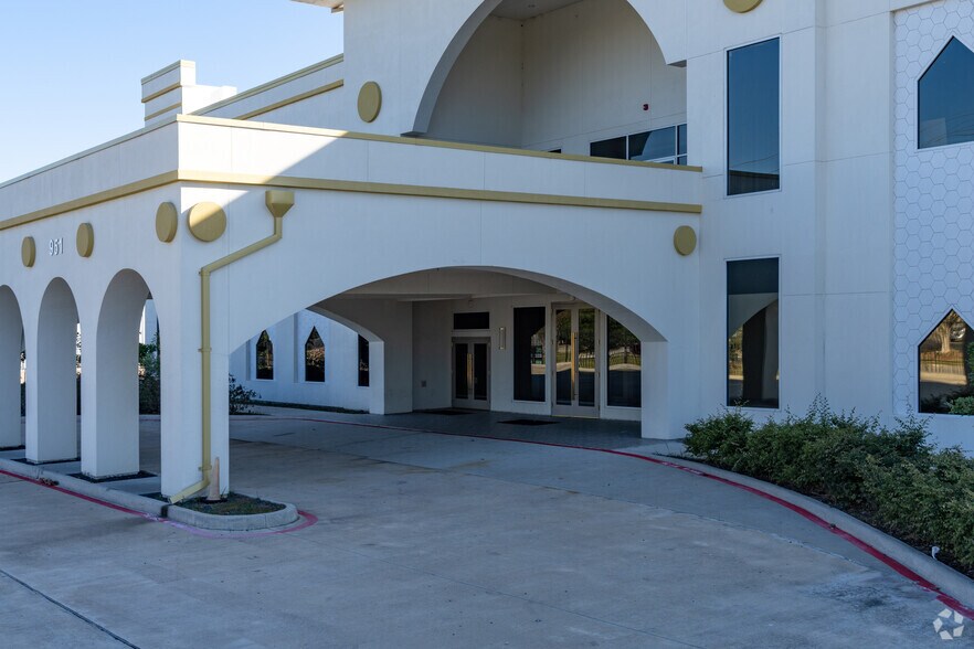 More Photos Of 951 Tristar Dr, Webster Office For Lease