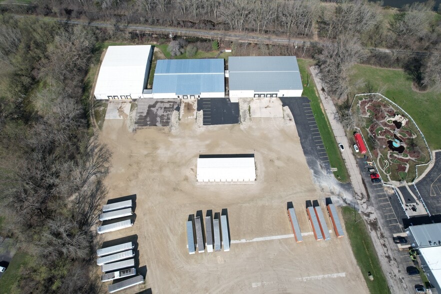 More Photos Of 1121-1125 Larsen Rd, Fort Atkinson Warehouse For Lease